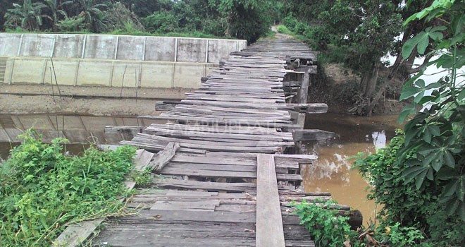 Jembatan peninggalan Belanda memprihatinkan.